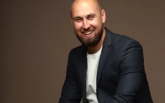 Іван Первой, засновник Forge Future, студійний портрет